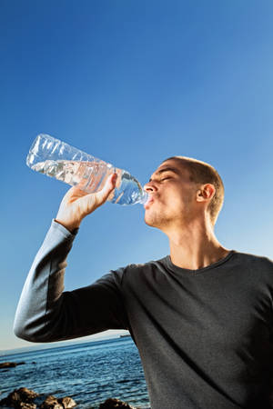Lalaking Nag-iinom ng Tubig mula sa Bote