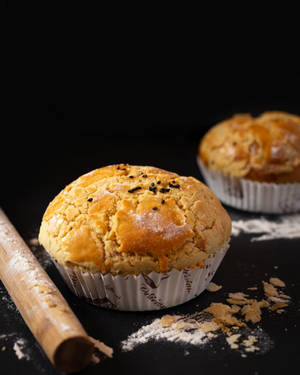 Wallpaper ng Malalaking Muffin na May Rolling Pin — 4:5 Wallpaper