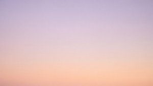 Makinis na gradient wallpaper mula lavender hanggang peach.