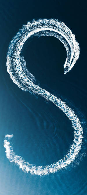 Wallpaper ng letrang S sa dagat — 1080x2400 Wallpaper