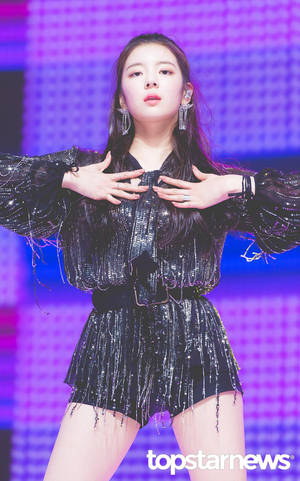 Lia stage performance wallpaper — Galaxy Tab S9 FE Wallpaper