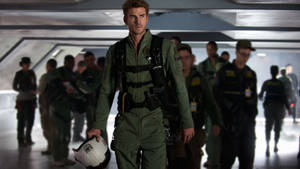 Wallpaper ni Liam Hemsworth bilang Jake Morrison sa pelikulang Independence Day — iMac Wallpaper