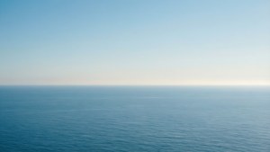 Minimalistang abot-tanaw ng karagatan na may banayad na asul na gradasyon. — Ocean Wallpaper