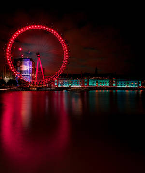 Wallpaper ng London Eye na may magandang kumikinang na red na mga ilaw. — Galaxy Z Fold 6 Wallpaper
