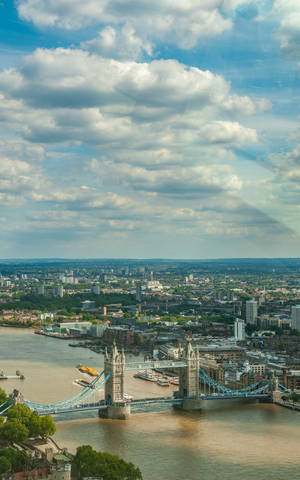 Tower Bridge ng London sa Ilalim ng Maulapin na Langit wallpaper — Galaxy Tab S9 Wallpaper