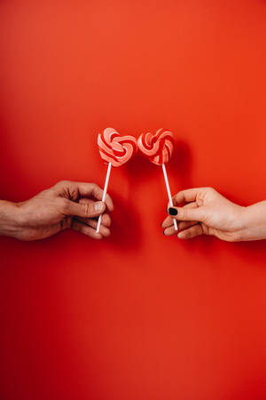 Magkasintahan na May Hugis-Pusong Lollipop — Puso aesthetic GIF Wallpaper