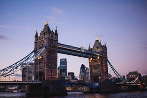Wallpaper ng maaliwalang langit sa London Bridge