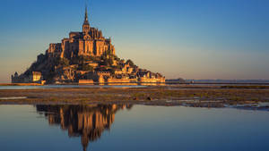 Wallpaper ng maaliwalang langit sa Mont Saint Michel