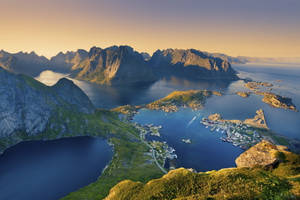 Maaliwan na kalangitan sa Norway fjords wallpaper