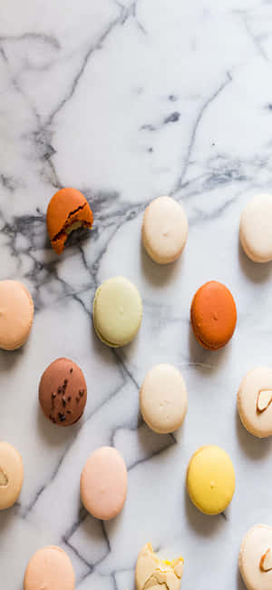 Macaroons sa iPhone X na Marmol na Background — iPhone Air Wallpaper