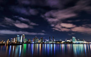 Magagandang na mga ilaw ng gabi na cityscapes para sa MacBook Pro.
