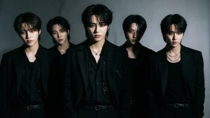 Stray Kids sa madilim at misteryosong konsepto na may dramatikong ilaw