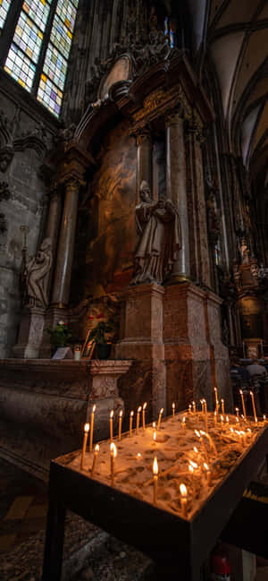 Majestic Vienna Cathedral sa paglubog ng araw — iPhone 16e Wallpaper