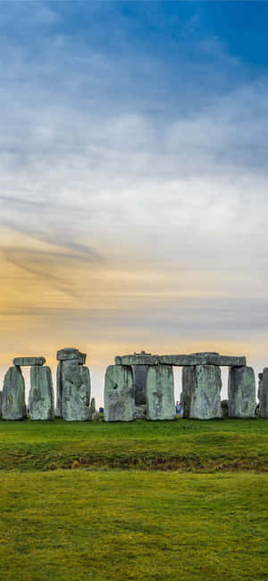 Majestic view of Stonehenge at Sunset — Samsung S23 Wallpaper