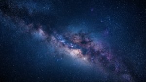 Isang nakakamanghang madilim na asul na galaksi na may mga bituin at nebula sa malalim na espasyo. — Madilim na asul na aesthetic Wallpaper