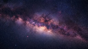 Makulay na nebula sa malalim na kalawakan na may mga bituin at kosmikong alikabok.