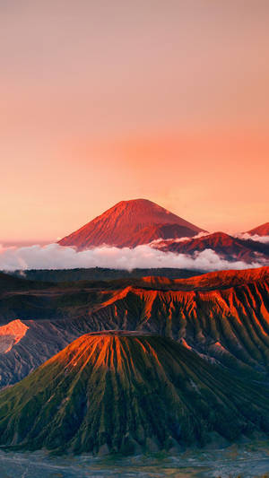 Maliit na pulang bundok na wallpaper