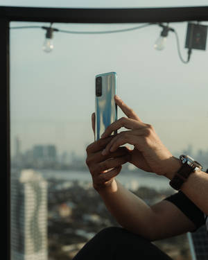 Lalaki na may Xiaomi Smartphone — Xiaomi Wallpaper