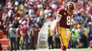 Manlalaro ng Football na si Kirk Cousins na Nakatingin sa Ibaba