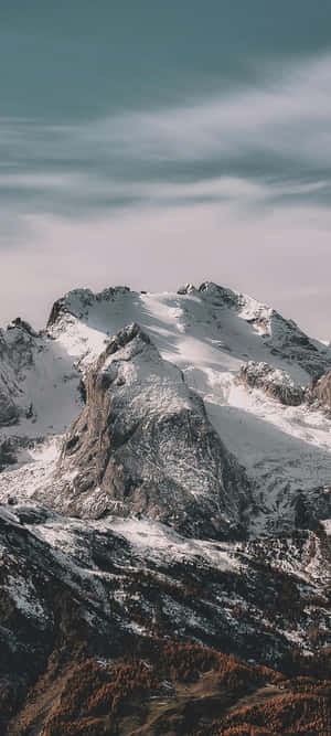 Marilag na Mga Taluktok ng Bundok na Nababalutan ng Niyebe — Samsung Galaxy S20 Wallpaper