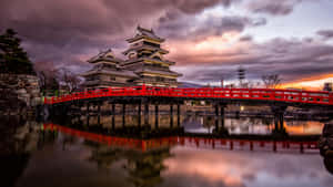 Matsumoto Castle Sa Maulap Na Araw Sa Oras Ng Paglubog Ng Araw — Japan GIF Wallpaper
