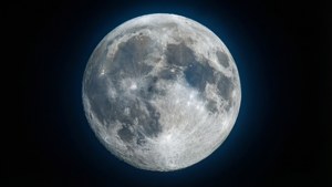Isang napakadetalyadong tanawin ng ibabaw ng kabilugan ng buwan na may mga bunganga at isang banayad na asul na halo. — Moon Wallpaper