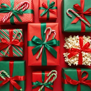 Flat lay mula sa itaas ng mga nakabalot na regalo na may candy canes at popcorn. — Regalo Pasko Wallpaper