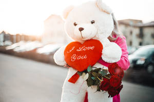 Babae na May Teddy Bear Mahal Kita Nang Labi