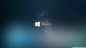 Wallpaper ng Windows 10 ng puting logo na may usok sa asul na galaksya