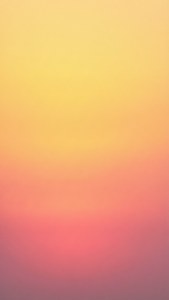 Isang makinis na gradient ng paglubog ng araw sa dilaw at pink para sa malinis at minimalistang aesthetic ng iPhone. — iPhone aesthetic Wallpaper