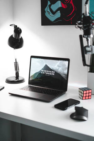 Minimalist na iPhone Desk Setup — MacBook Wallpaper