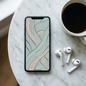 Flat lay ng Pixel 8 na may minimalist na wallpaper, kape at earbuds