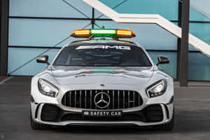 Modernong Safety Car sa Aksyon sa Isang Racetrack — Surface Pro Wallpaper