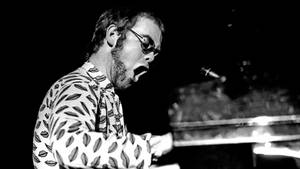 Monochrome na klasikong konsyerto ni Elton John na wallpaper — Studio Display Wallpaper