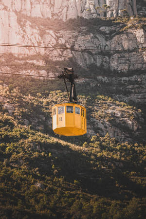 Dilaw na Cable Car ng Montserrat — Forest Wallpaper