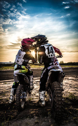 Motocross Riders Talking — Moto Pad 70 Pro Wallpaper