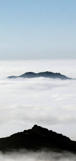 Puting iPhone Bundok Ulap — Galaxy S24 Wallpaper