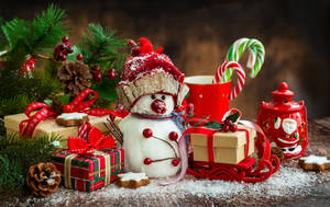 Wallpaper ng Munting Snowman na may Regalong Pasko — Cute Aesthetic Christmas Wallpaper