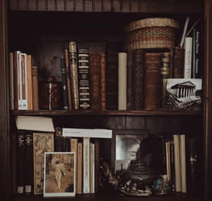 Nakabalot sa Ambience ng Dark Academia Aesthetic