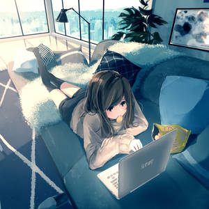 Nakahiga ang Anime na Babae Habang Nagtatrabaho sa Kanyang Laptop
