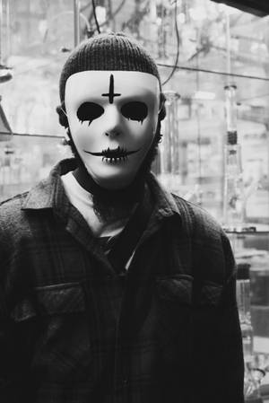 Nakakatakot na White Mask para sa Halloween