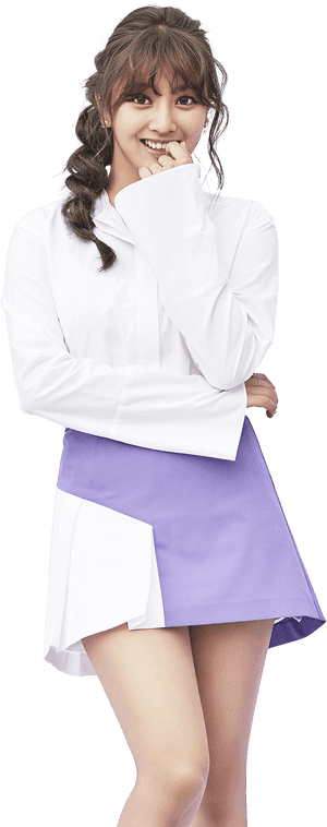 Nakangiting Kpop Idol na Naka-White at Purple na Kasuotan
