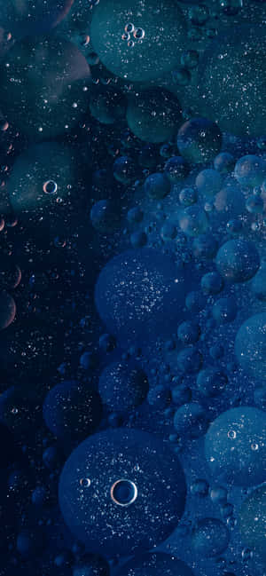Natatanging pagpapakita ng iPhone 8 na may disenyong gawa sa purong salamin. — Nothing Phone (3a) Wallpaper