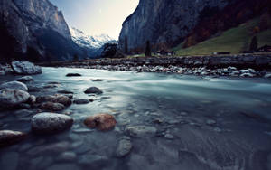 Kagandahan ng kalikasan at clear-like glass river para sa MacBook Pro Retina wallpaper.