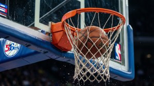 Isang hyperrealistik na close-up ng basketball na sumiswit sa net