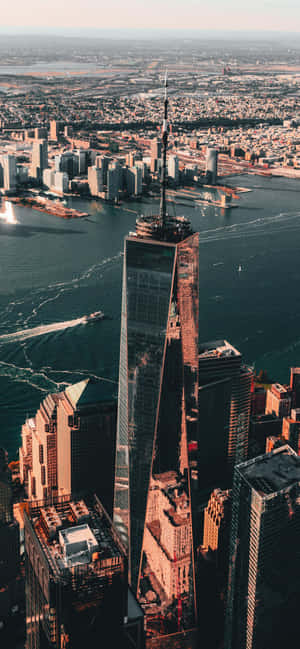 Cinematic Top Shot ng New York Freedom Tower — iPhone 17e Wallpaper