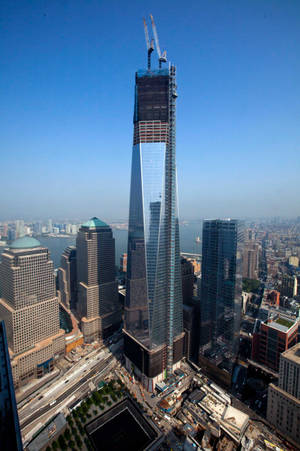 One World Trade Center na may mga Crane — Huawei MatePad Pro Max Wallpaper