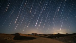 Pag-ulan ng meteor sa ibabaw ng mga buhangin ng disyerto sa ilalim ng mabituing kalangitan sa gabi. — Tanawin ng langit Wallpaper