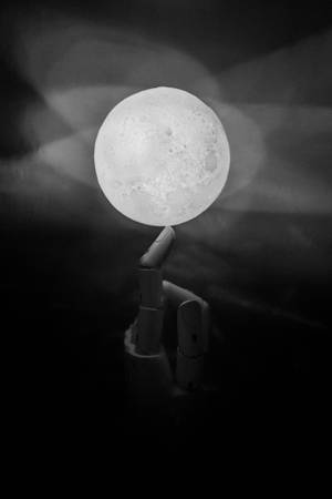 Paghawak ng Buwan — Moon Wallpaper