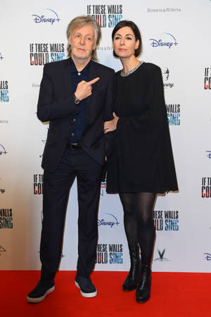 Paul McCartney Pointing Daughter Mary — Huawei MatePad Edge Wallpaper